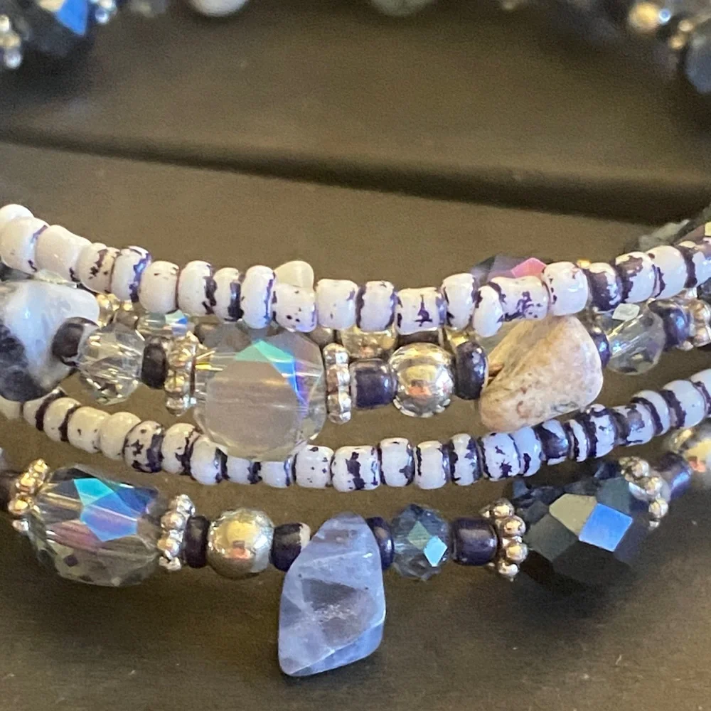 Elegant Blue Beaded Coil Bracelet - Picture 5 of 7